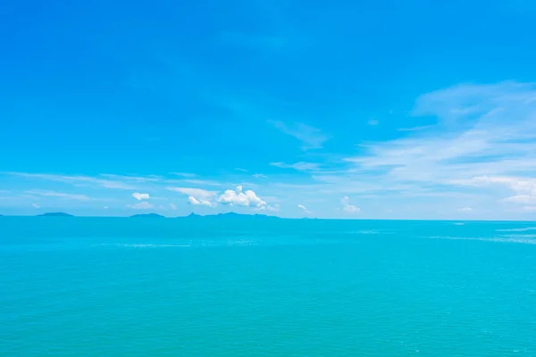 Hermoso Mar Océano Con Nubes Fondo Del Cielo Azul —  Fotos de Stock