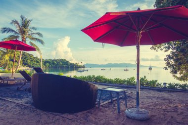 Güzel tropikal deniz okyanus ve plaj şemsiye ve sandalye seyahat ve tatil için