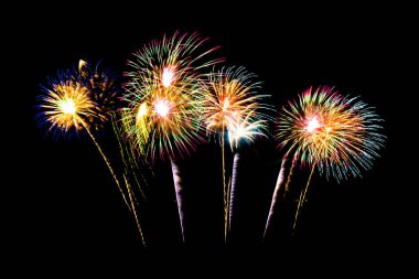 Kutlama için geceleri üzerinde siyah gökyüzü güzel renk havai fişek