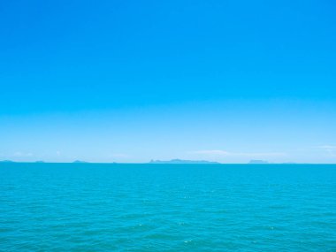 Seyahat ve tatil için mavi gökyüzü arka plan üzerinde beyaz bulut ile güzel tropikal deniz okyanus