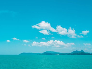 Seyahat ve tatil için mavi gökyüzü arka plan üzerinde beyaz bulut ile güzel tropikal deniz okyanus