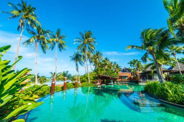 Hindistan cevizi hurma ağacının etrafında seyahat ve tatil için deniz ve okyanus görünümü ile güzel açık yüzme havuzu