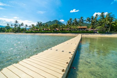 Güzel tropikal plaj deniz ve kum mavi gökyüzü ve beyaz bulut iskelesinden seyahat ve tatil için Hindistan cevizi hurma ağacı ile