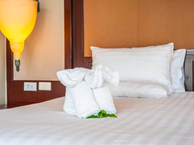 Beyaz fil havlu ve yatak otel yatak odası iç dekorasyonda rahat yastık