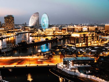 Gece Japonya'nın Yokohama manzarası şehir güzel binanın mimarisi