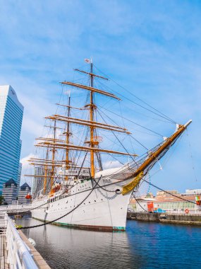 Yokohama Japonya - 25 Temmuz 2018: Güzel Nippon-maru A Yelkenli tekne Japonya Yokohama şehirde mavi gökyüzü ile