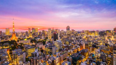 Şehir Japonya'da günbatımı zamanı, güzel mimarisi ve tokyo kule