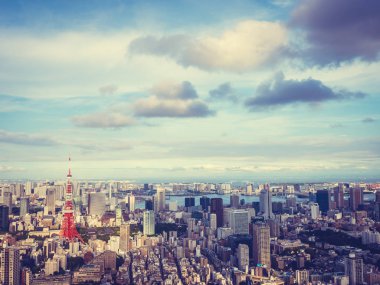 Japonya'da mavi gökyüzü ve beyaz bulut ile güzel mimari ve yapı ile tokyo tokyo şehir etrafında kule