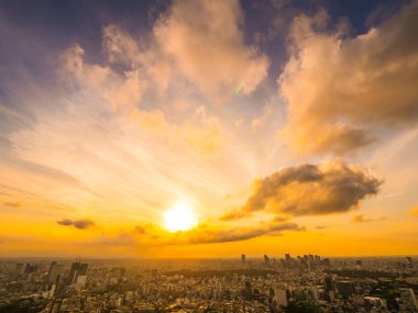 Güzel havadan görünümü, mimari ve günbatımı zaman Japonya'nın tokyo şehir etrafında bina