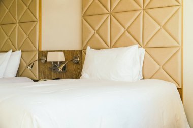 Beyaz rahat yastık yatak dekorasyon otel yatak odası iç ışık lamba ile