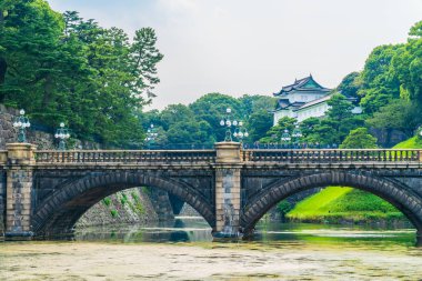 Güzel eski mimari İmparatorluk Sarayı Kalesi hendek ve Tokyo şehir Japonya köprüsünde