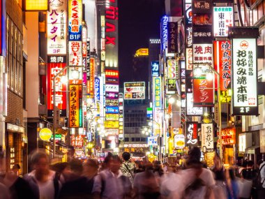 Tokyo Japonya, Shinjuku: 3 Ağustos 2018: güzel cityscape ark