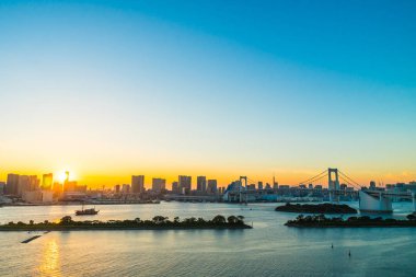 Alacakaranlık günbatımı zaman Japonya'nın tokyo şehir Gökkuşağı Köprüsü ile Cityscape bina güzel mimari