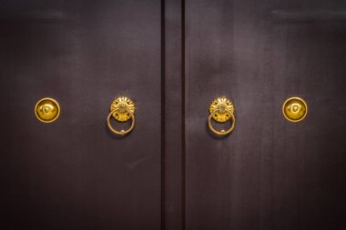 Japonya'da Tapınak kapısı eski ve vintage kapı kolu