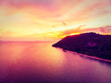 Güzel tropikal plaj ve deniz hurma ve koh samui Adası Tayland tatil ve seyahat için günbatımı zaman diğer ağacında havadan görünümü