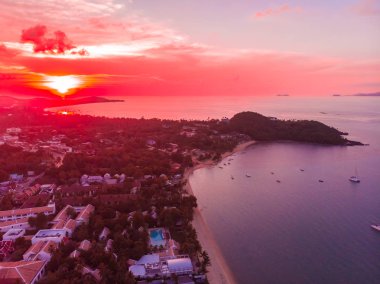 Güzel tropikal plaj ve deniz hurma ve koh samui Adası Tayland tatil ve seyahat için günbatımı zaman diğer ağacında havadan görünümü