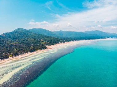 Seyahat ve tatil için adada güzel tropikal plaj ve deniz ağaçları ile havadan görünümü