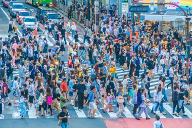 Tokyo, Japonya 29 Temmuz 2018: Shibuya kavşak veya kapısı popüler ve Simgesel Yapı yeme alışveriş için Tokyo'da yerleştirin ve yaya bir sürü burada var