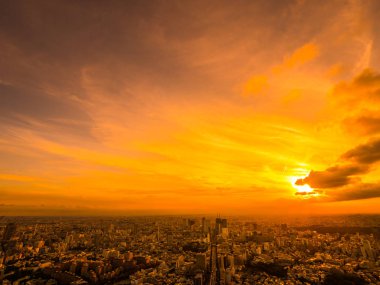 Güzel havadan görünümü, mimari ve günbatımı zaman Japonya'nın tokyo şehir etrafında bina
