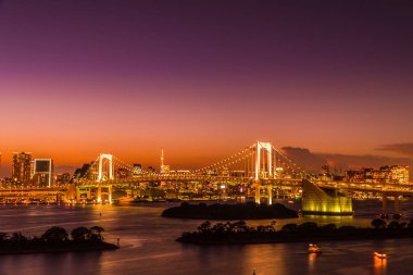 Alacakaranlık günbatımı zaman Japonya'nın tokyo şehir Gökkuşağı Köprüsü ile Cityscape bina güzel mimari