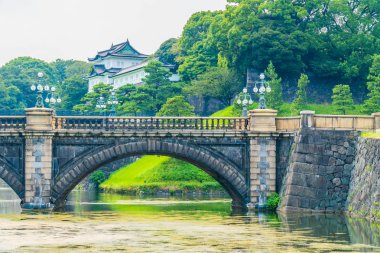 Güzel eski mimari İmparatorluk Sarayı Kalesi hendek ve Tokyo şehir Japonya köprüsünde