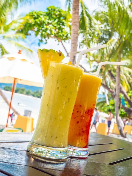 Iced Drinkglas Smoothies Houten Tafel Met Uitzicht Zee Oceaan Voor — Stockfoto