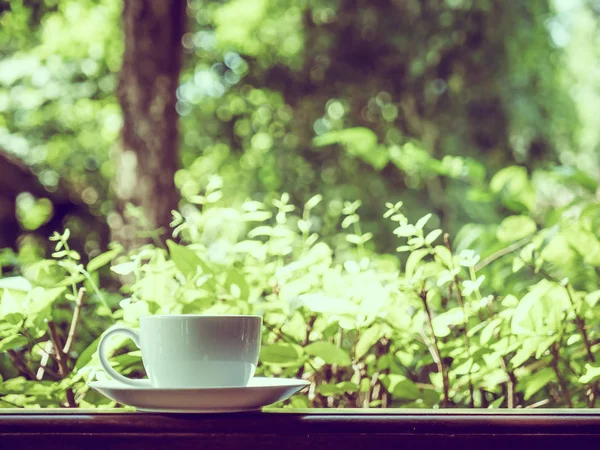 Außenterrasse Mit Schönem Blick Auf Die Natur Und Weißer Kaffeetasse — Stockfoto