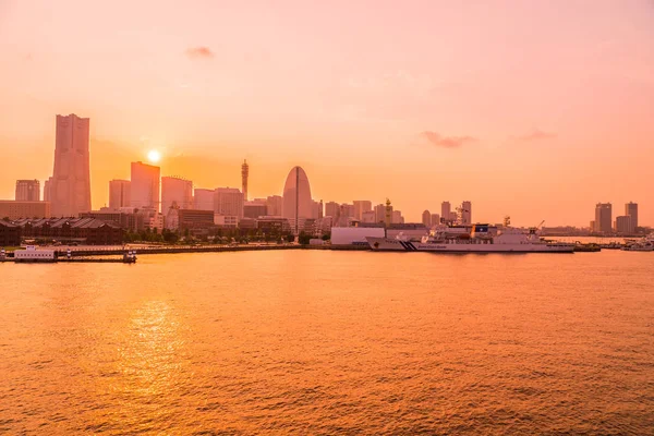 横滨城市地平线上的建筑与建筑的美丽外观日本日落时分 — 图库照片