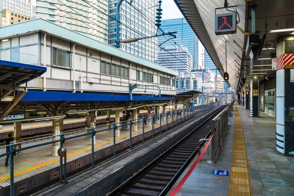 Tokyo Japonya - 5 Ağustos 2018: Japonya'da tren ve metro istasyonu uzaklıktadır popüler ulaşım