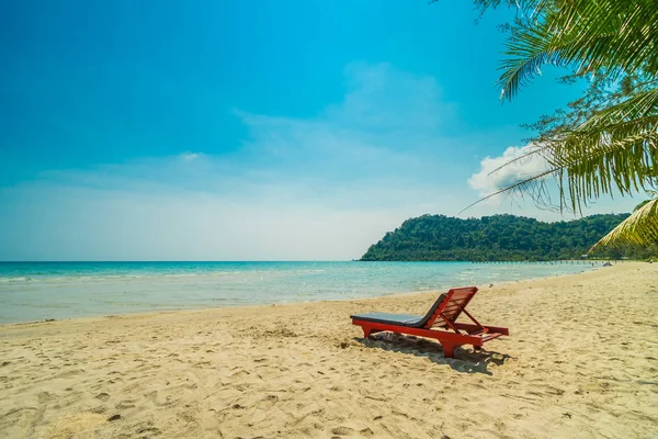 Beautiful Nature Tropical Beach Sea Chair Coconut Palm Tree Paradise — Stock Photo, Image