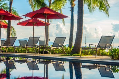 Güzel lüks otel ve tatil seyahat ve tatil için sandalye ve şemsiye ile açık yüzme havuzu