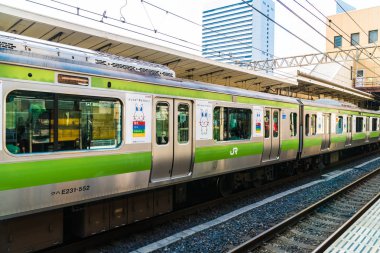 Tokyo Japonya - 5 Ağustos 2018: Japonya'da tren ve metro istasyonu uzaklıktadır popüler ulaşım