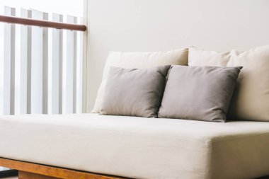 Kanepe dekorasyon açık balkon ve veranda üzerinde rahat yastık