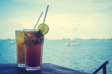 Mojito cam tropikal deniz okyanus ve Plajı manzaralı içme buz