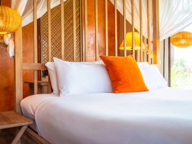 Otel yatak odasında ışık lamba dekorasyonu ile yatakta rahat yastık