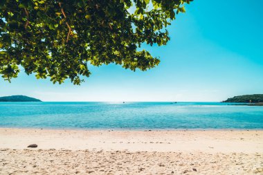 Güzel tropikal plaj ve deniz ile seyahat ve tatil için mavi gökyüzü beyaz bulut