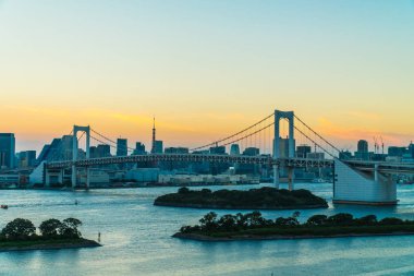 Alacakaranlık günbatımı zaman Japonya'nın tokyo şehir Gökkuşağı Köprüsü ile Cityscape bina güzel mimari