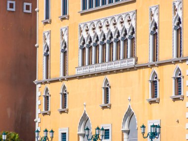 Güzel mimari pencere ve duvar ile bina dış İtalya tarzı