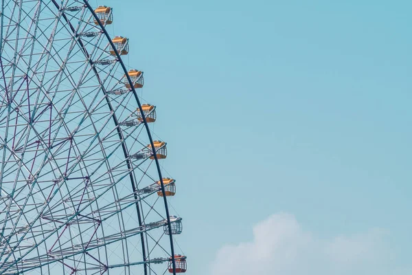青い空を背景に祭遊園地で観覧車 — ストック写真