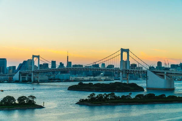 Alacakaranlık günbatımı zaman Japonya'nın tokyo şehir Gökkuşağı Köprüsü ile Cityscape bina güzel mimari