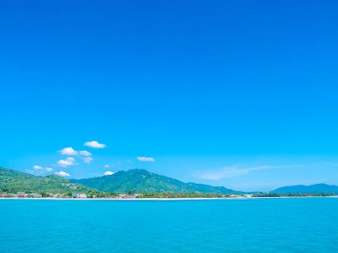 Güzel deniz ve okyanus kopya alanı için metin bulut beyaz ve mavi gökyüzü zemin üzerine