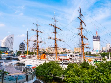 Yokohama Japonya - 25 Temmuz 2018: Güzel Nippon-maru A Yelkenli tekne Japonya Yokohama şehirde mavi gökyüzü ile