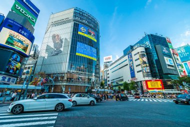 Tokyo, Japonya 29 Temmuz 2018: Shibuya kavşak veya kapısı popüler ve Simgesel Yapı yeme alışveriş için Tokyo'da yerleştirin ve yaya bir sürü burada var