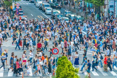 Tokyo, Japonya 29 Temmuz 2018: Shibuya kavşak veya kapısı popüler ve Simgesel Yapı yeme alışveriş için Tokyo'da yerleştirin ve yaya bir sürü burada var