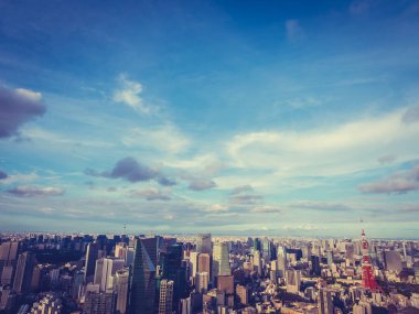 Japonya'da mavi gökyüzü ve beyaz bulut ile güzel mimari ve yapı ile tokyo tokyo şehir etrafında kule