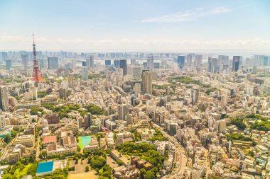 Mavi gökyüzü Japonya'da tokyo kule ile Tokyo şehir bina güzel mimari