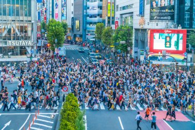 Tokyo, Japonya 29 Temmuz 2018: Shibuya kavşak veya kapısı popüler ve Simgesel Yapı yeme alışveriş için Tokyo'da yerleştirin ve yaya bir sürü burada var