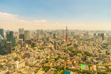 Mavi gökyüzü Japonya'da tokyo kule ile Tokyo şehir bina güzel mimari