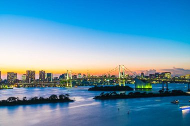 Alacakaranlık günbatımı zaman Japonya'nın tokyo şehir Gökkuşağı Köprüsü ile Cityscape bina güzel mimari