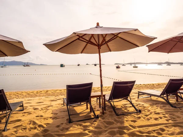 Parapluie Chaise Sur Plage Tropicale Mer Océan Lever Soleil Pour — Photo